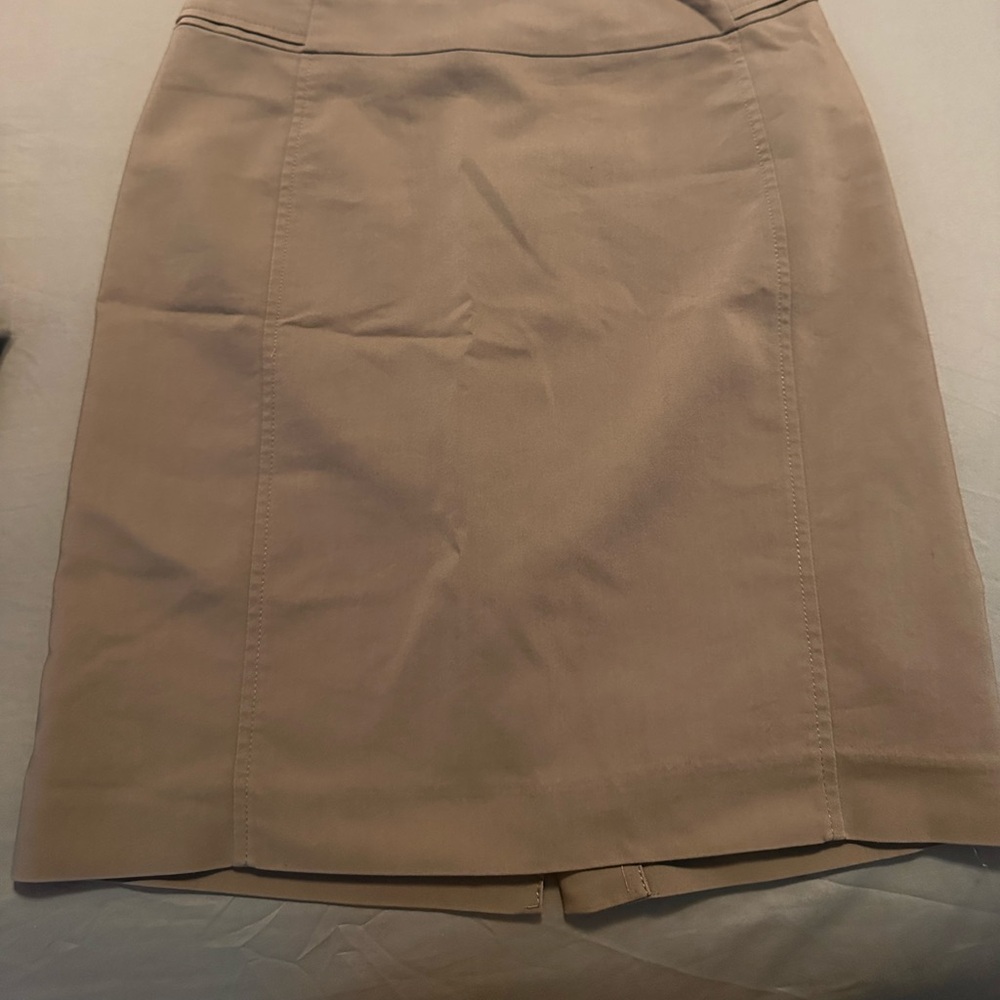 H&M Pencil Skirt, great staple piece for your closet.